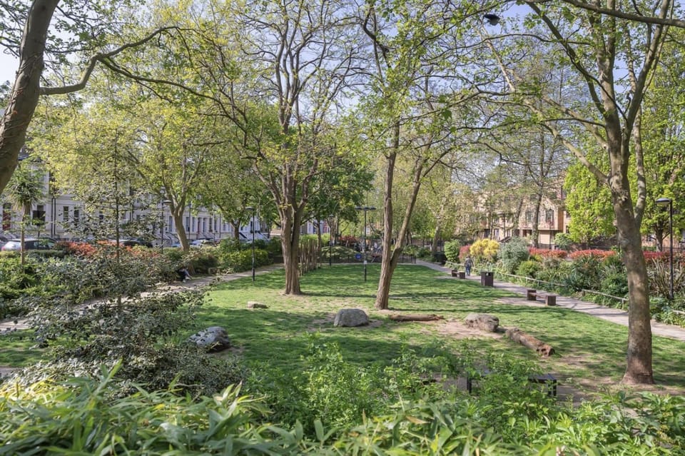 King beds apartment with en-suite, private balcony and elevator by iconic Portobello Market Apartment in City of Westminster