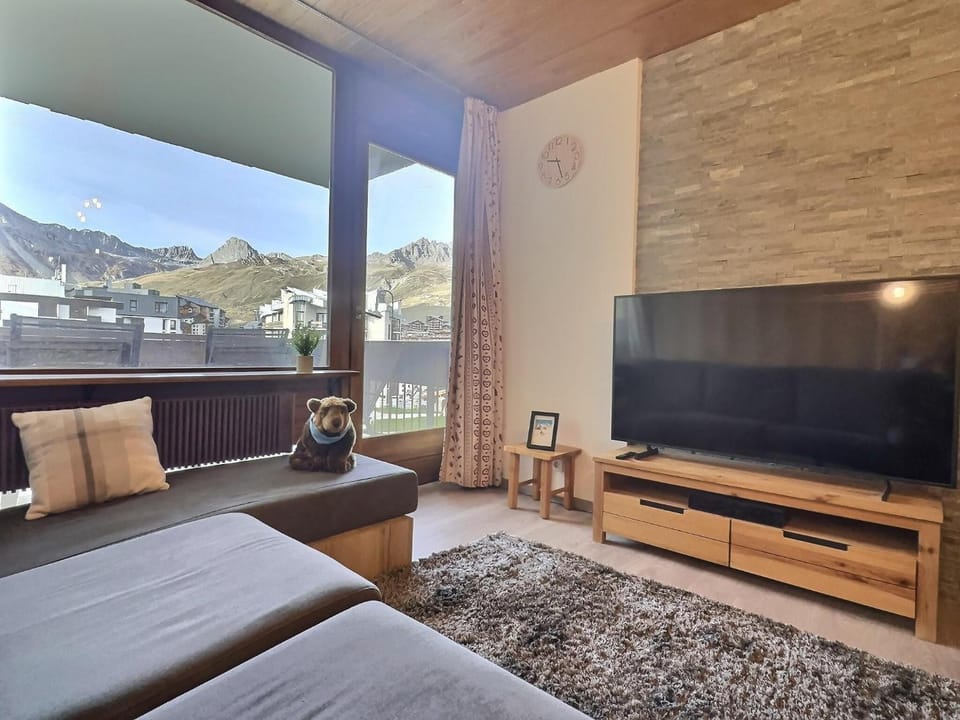 Natural landscape, TV and multimedia, Living room, Mountain view