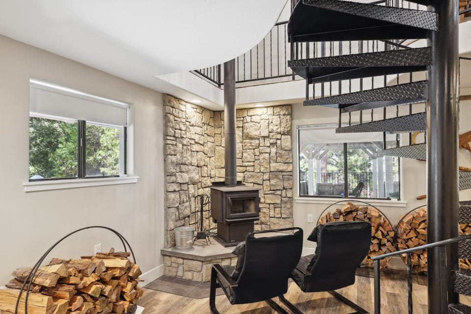 Spacious Pine Mountain Lake Cabin Rental with Decks Cabin in Groveland