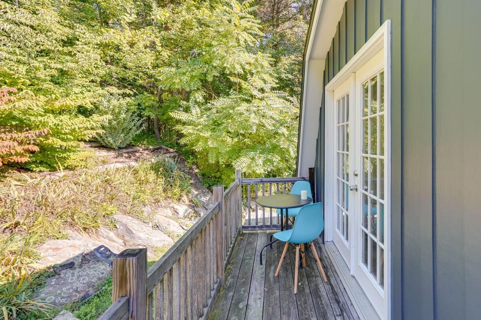 13 Mi to Catamount Mountain Resort: Studio w/ Deck Apartment in Hollowville
