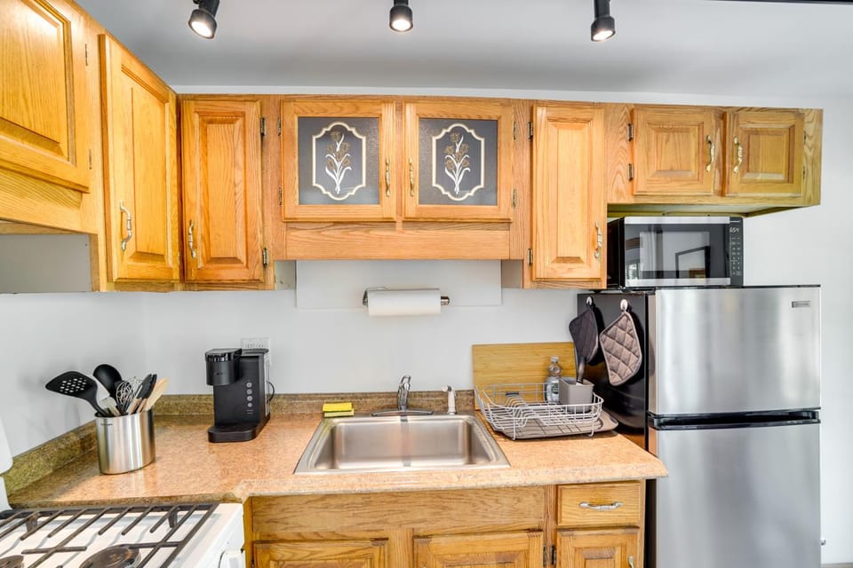 13 Mi to Catamount Mountain Resort: Studio w/ Deck Apartment in Hollowville