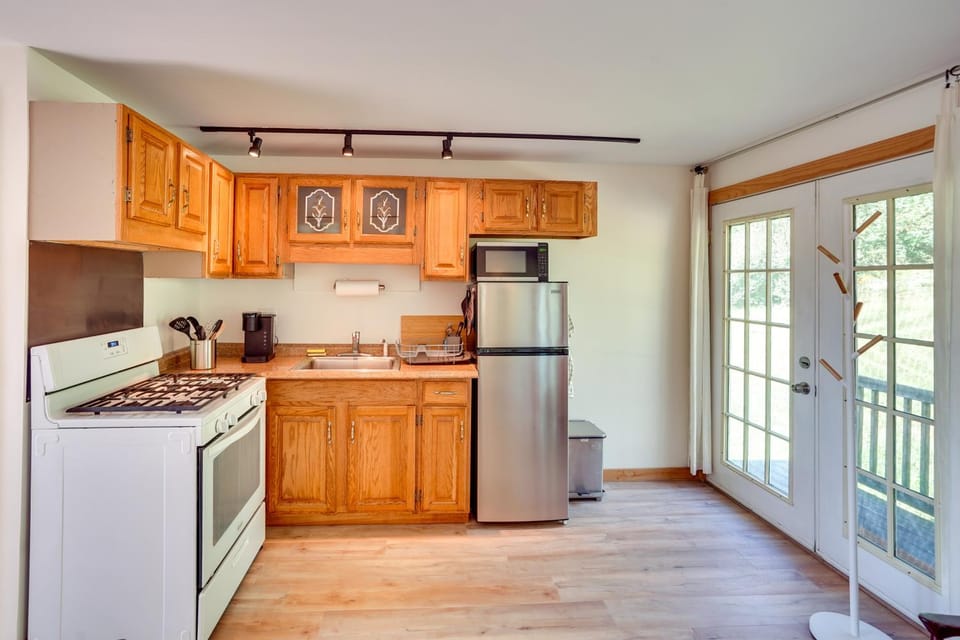 13 Mi to Catamount Mountain Resort: Studio w/ Deck Apartment in Hollowville