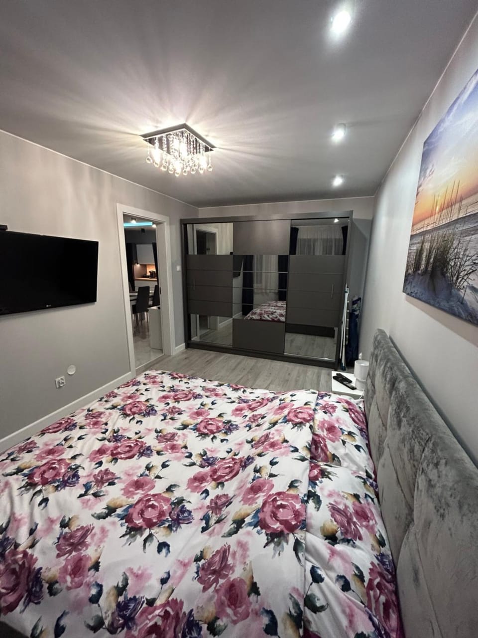 Bed, TV and multimedia, Bedroom