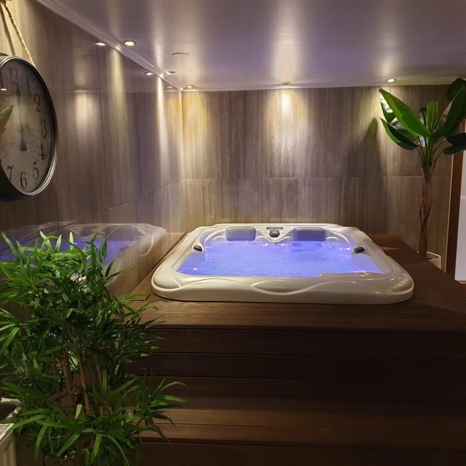 Hot Tub, Spa and wellness centre/facilities, towels