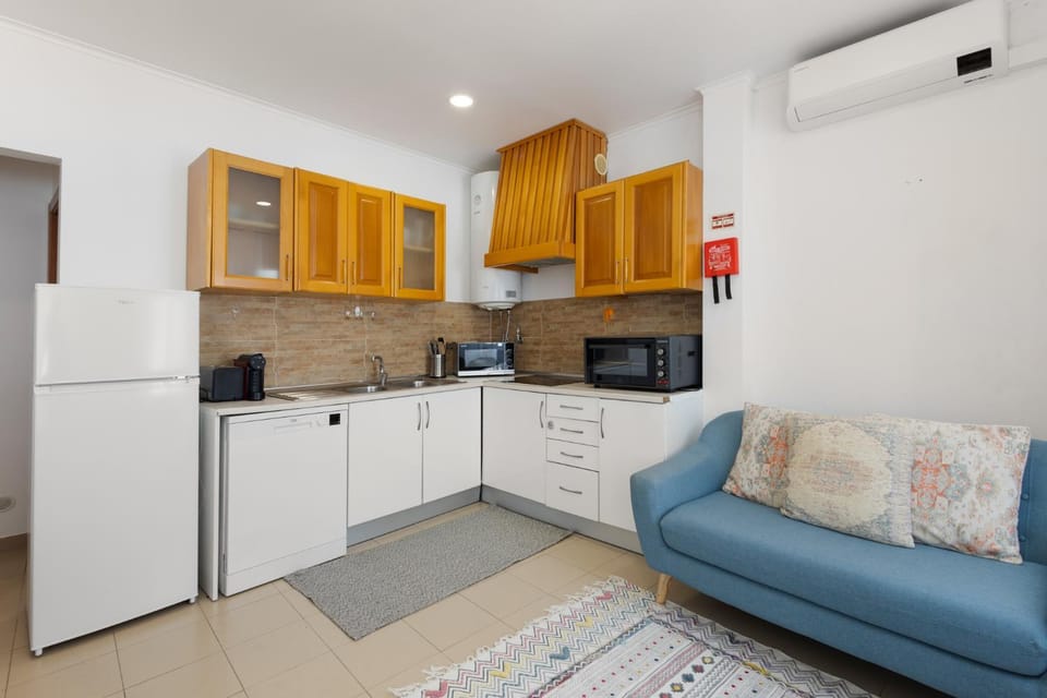 Coffee/tea facilities, Living room, Seating area, stove, toaster
