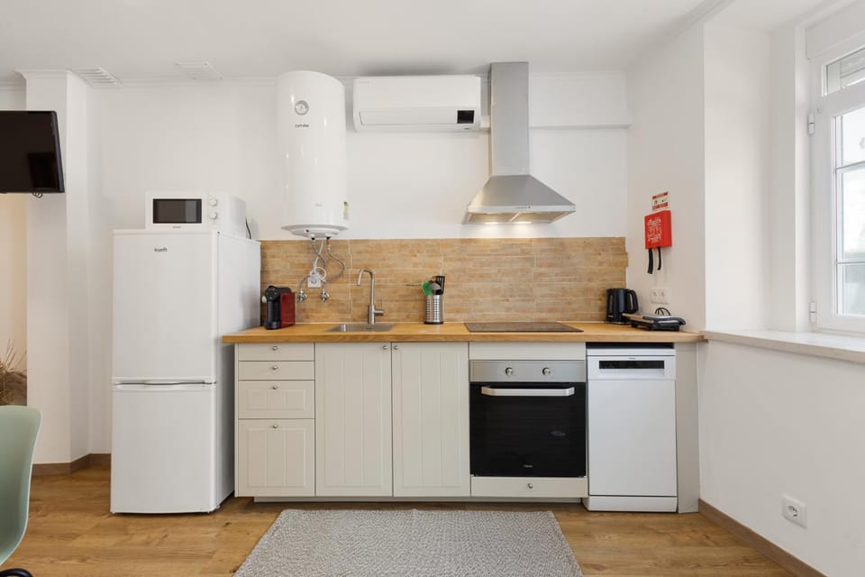 Coffee/tea facilities, Kitchen or kitchenette, dishwasher, oven, toaster