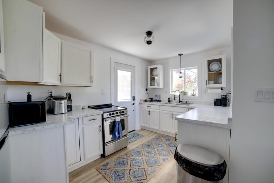 Stylish Grass Lake Retreat - Steps to Park! House in Ohio