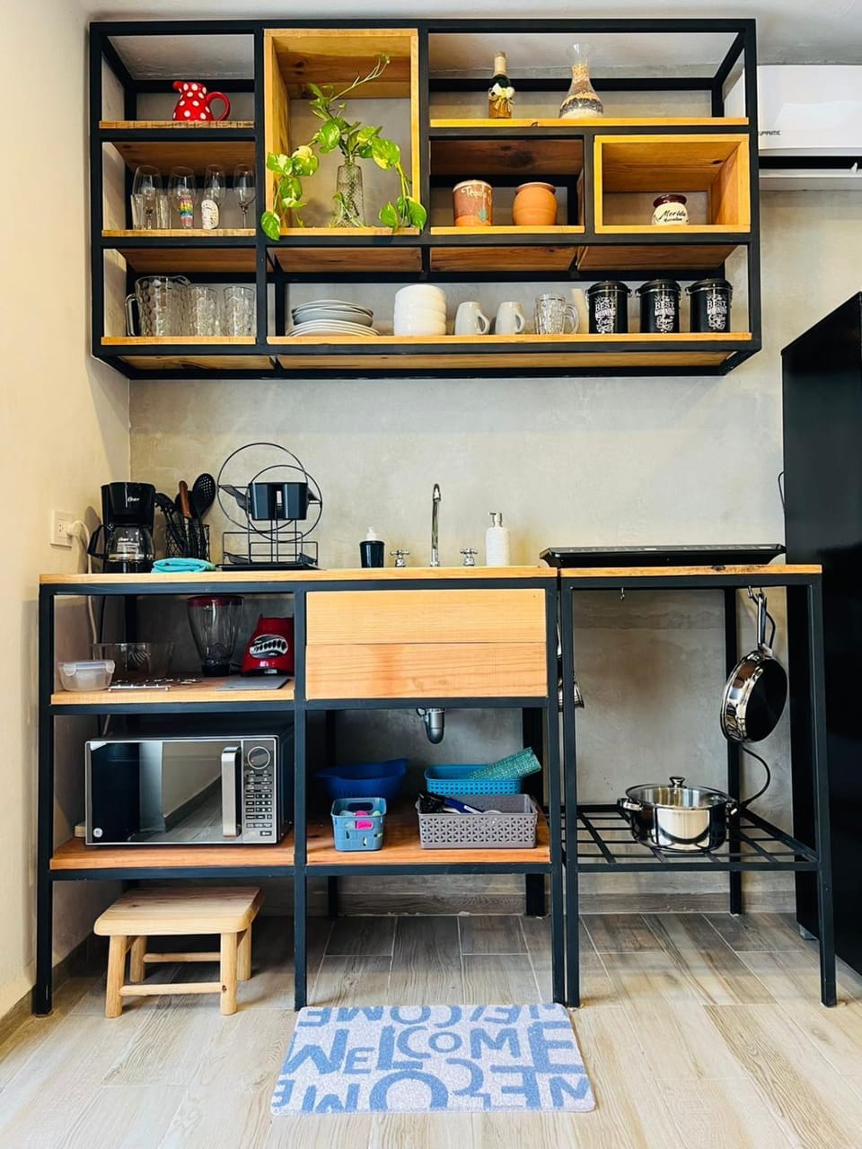 Kitchen or kitchenette, minibar