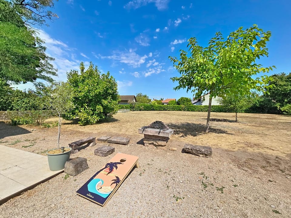 Family House With Garden For 8 At Prety House in Bourgogne-Franche-Comté