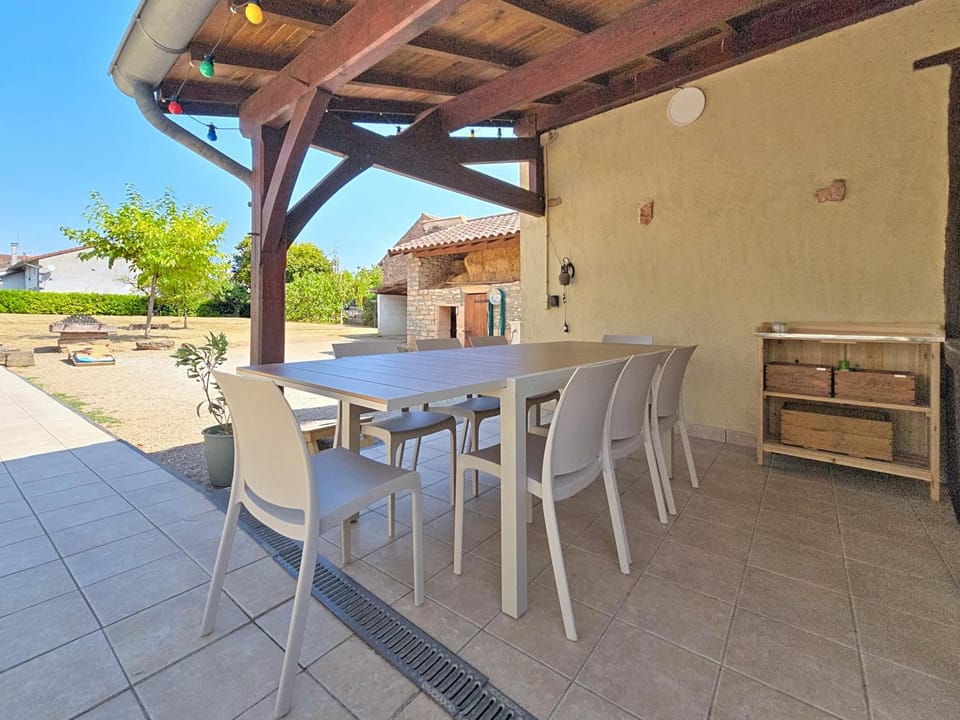 Family House With Garden For 8 At Prety House in Bourgogne-Franche-Comté