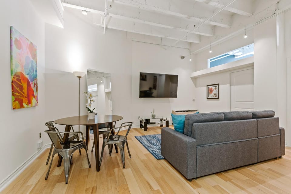 Rooftop Pool & City Views! Long-Term Dtwn LA Stay House in Los Angeles