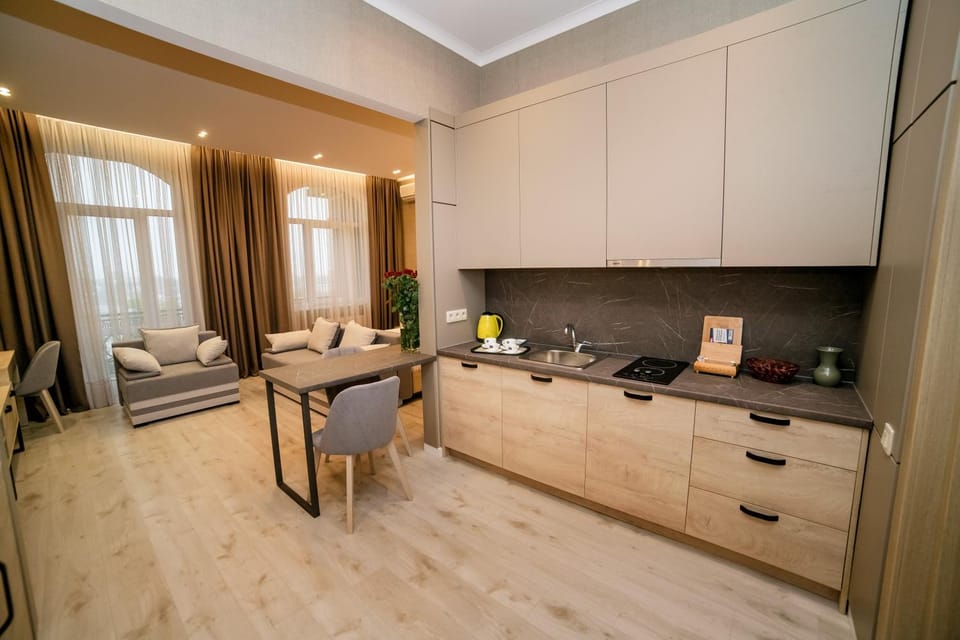 Kitchen or kitchenette, Dining area