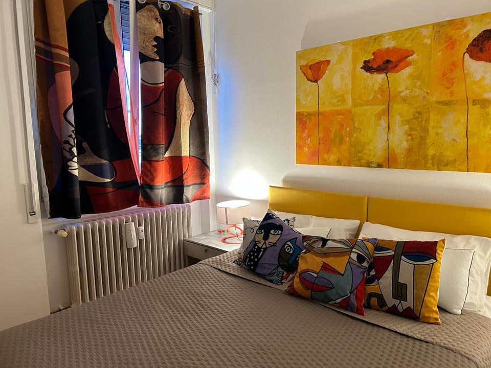 Bed, Photo of the whole room, Decorative detail, Bedroom
