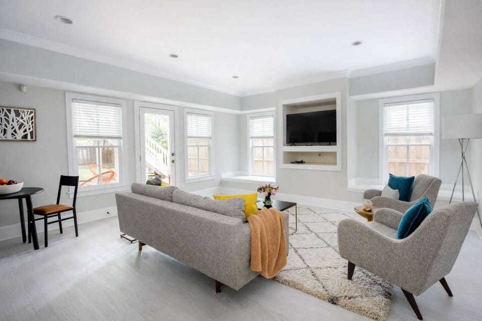 Creme Carmel Apartment in Poncey-Highland