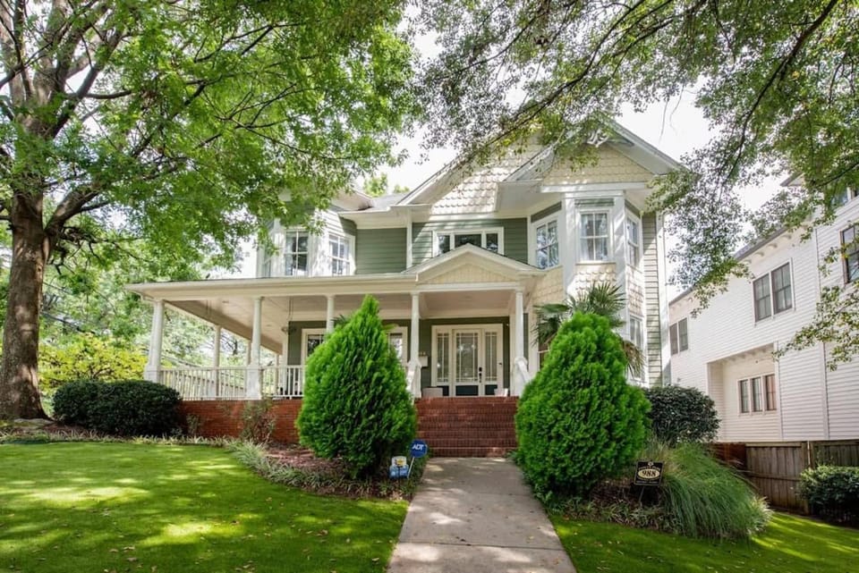 Creme Carmel Apartment in Poncey-Highland