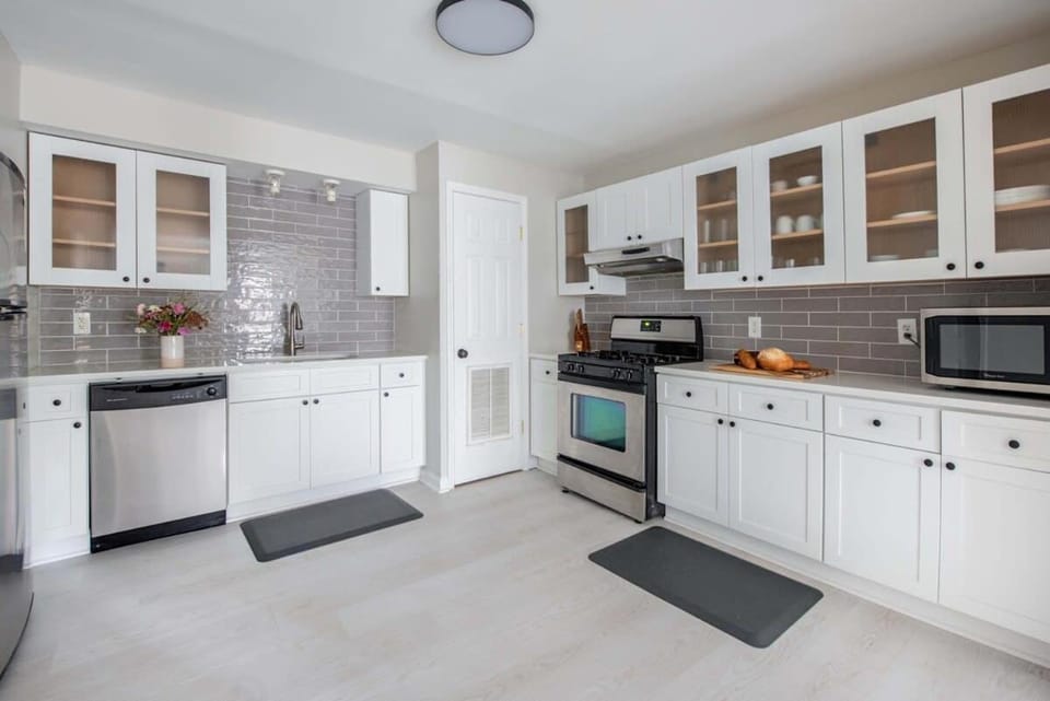 Creme Carmel Apartment in Poncey-Highland