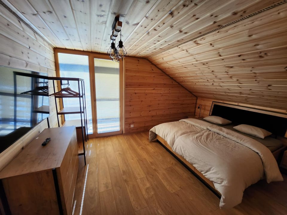 Photo of the whole room, Bedroom