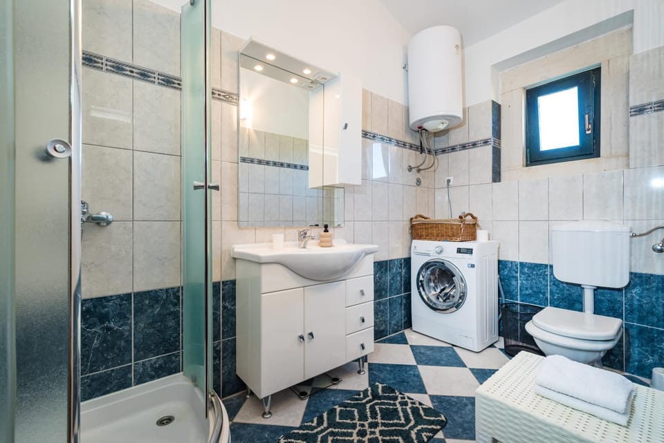 Shower, Toilet, Bathroom, towels, washing machine