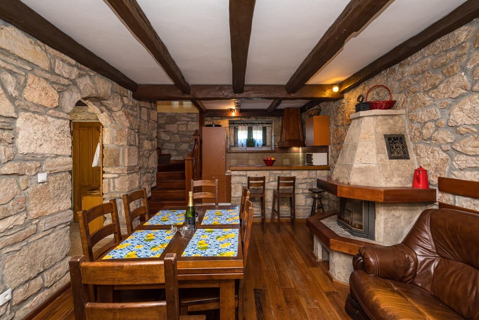 Kitchen or kitchenette, Living room, Seating area