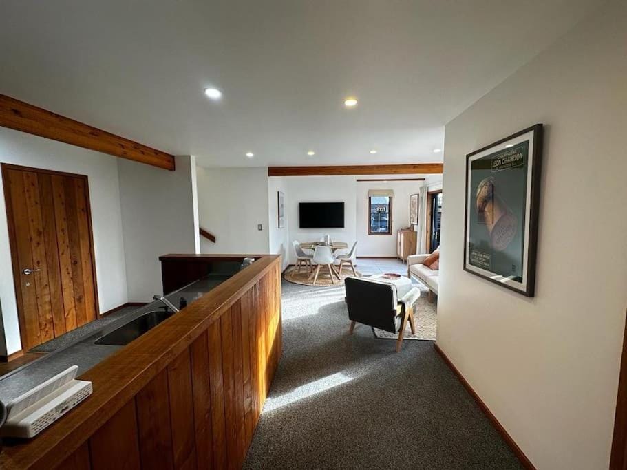 TV and multimedia, Living room, Seating area, hair dresser