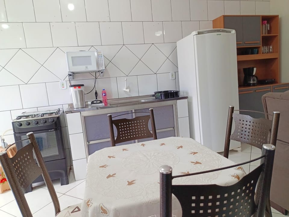 Kitchen or kitchenette, Dining area, minibar, pet friendly, stove, toaster