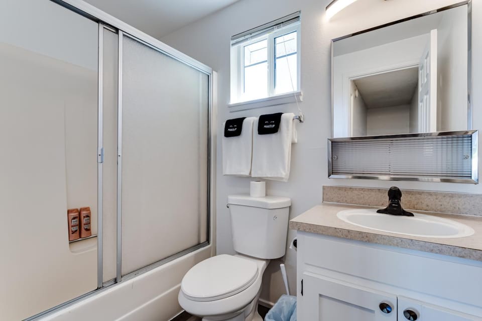 Shower, Toilet, Bathroom, Bath