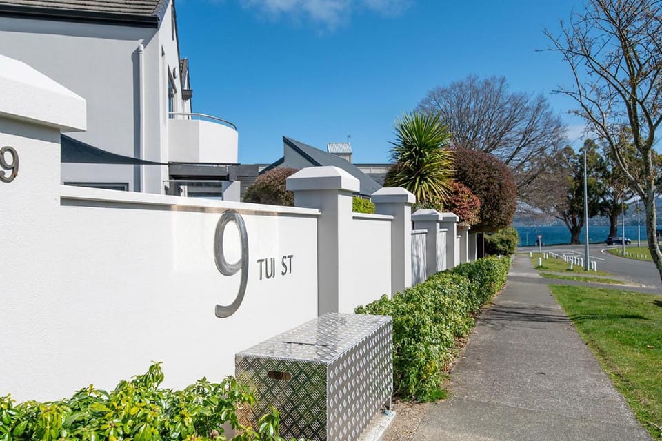 Property building, Neighbourhood