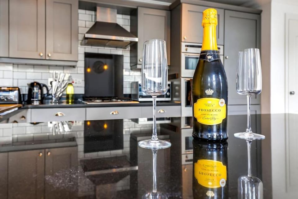 Kitchen or kitchenette, Drinks, Alcoholic drinks, dishwasher, pet friendly