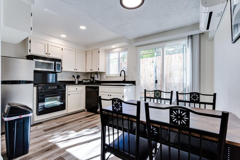 Kitchen or kitchenette, dishwasher, minibar, pet friendly, stove, toaster