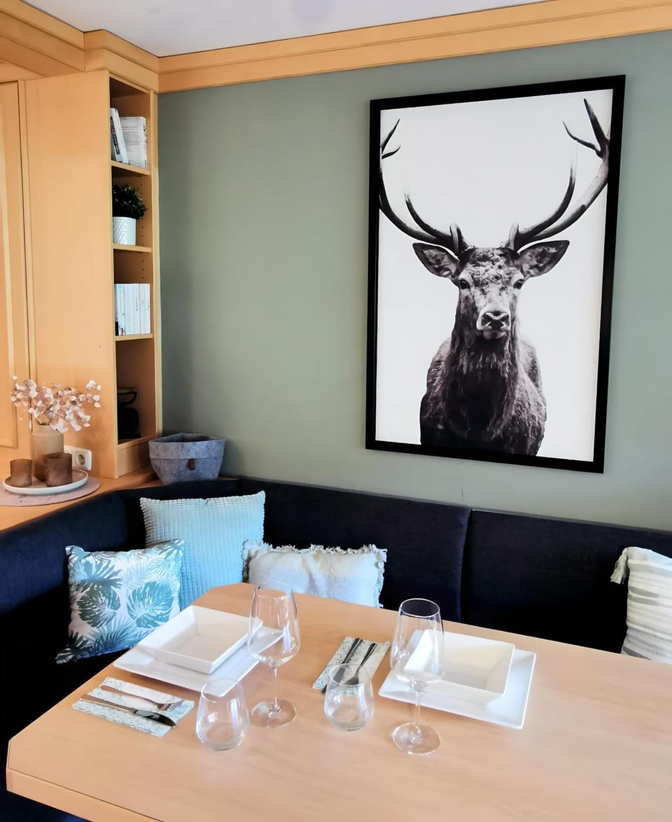Seating area, Dining area