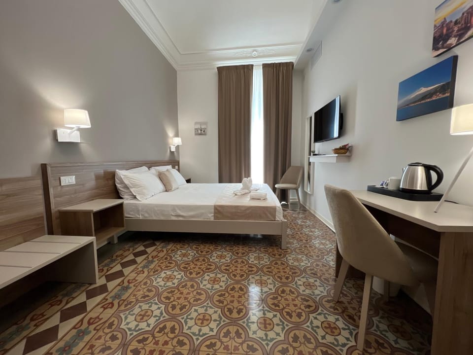 Bed, TV and multimedia, Photo of the whole room, Bedroom, hair dresser
