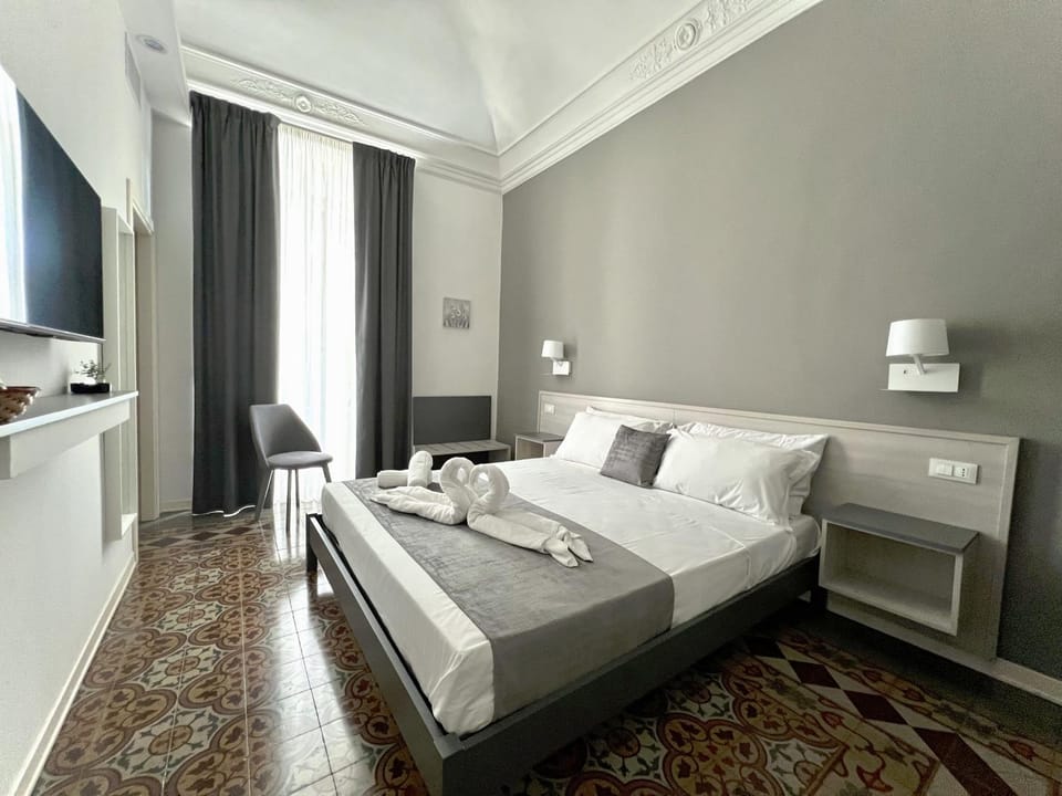 Bed, TV and multimedia, Photo of the whole room, Bedroom, towels