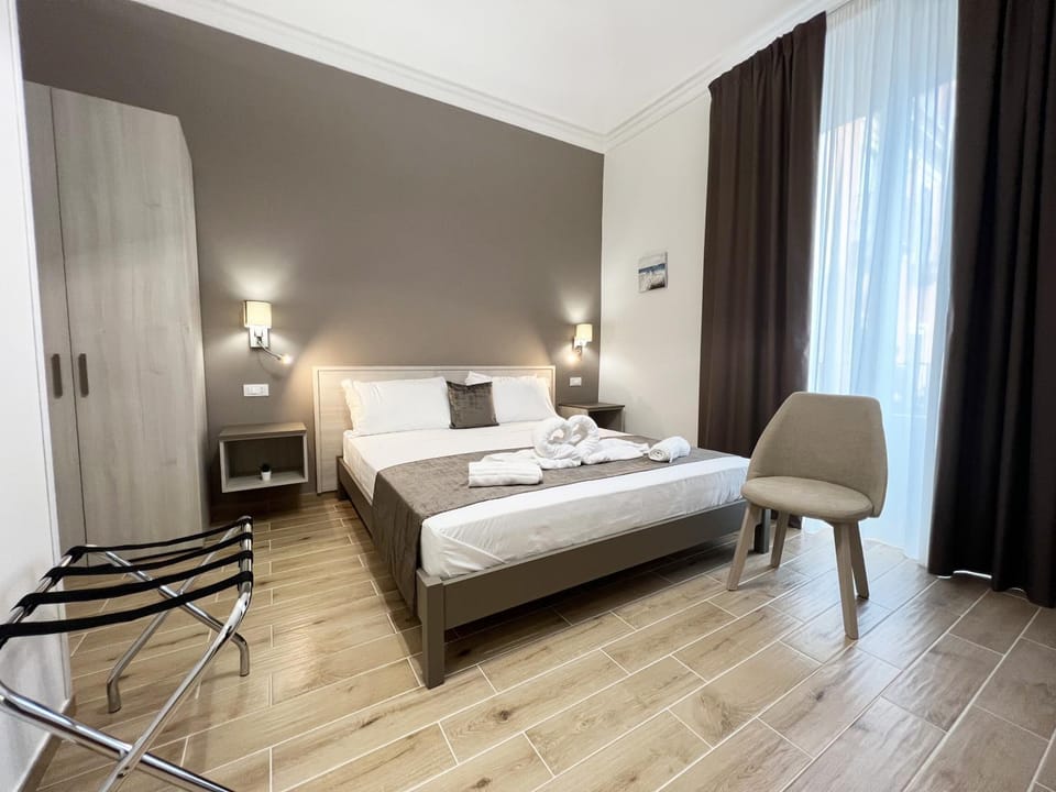Bed, Photo of the whole room, wardrobe