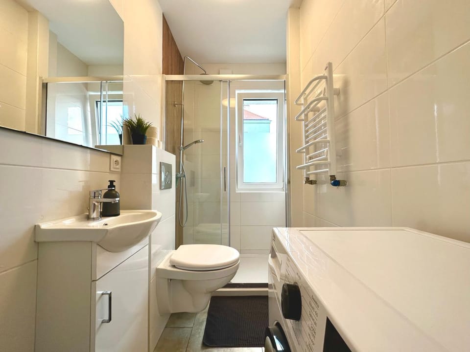 Shower, Toilet, Bathroom, towels