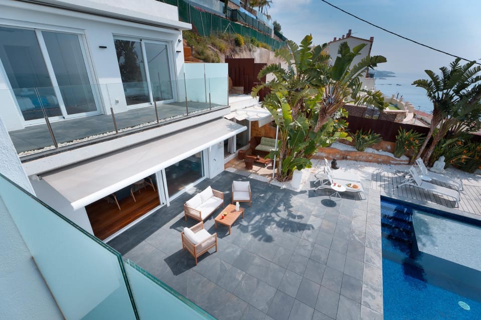 View (from property/room), Balcony/Terrace, Pool view, Swimming pool, sunbed