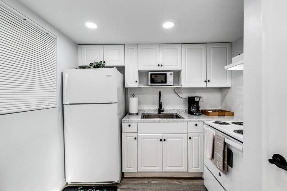Mia Airport 1b Apt with desk Virg 9 Apartment in Miami Springs