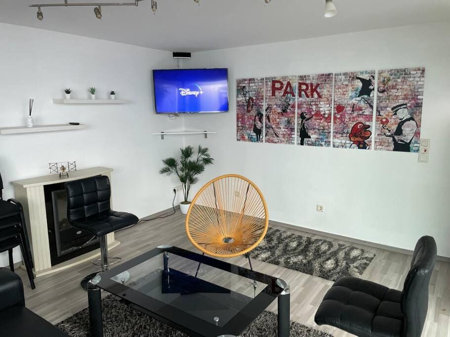 Communal lounge/ TV room, TV and multimedia, Living room, Seating area, Evening entertainment