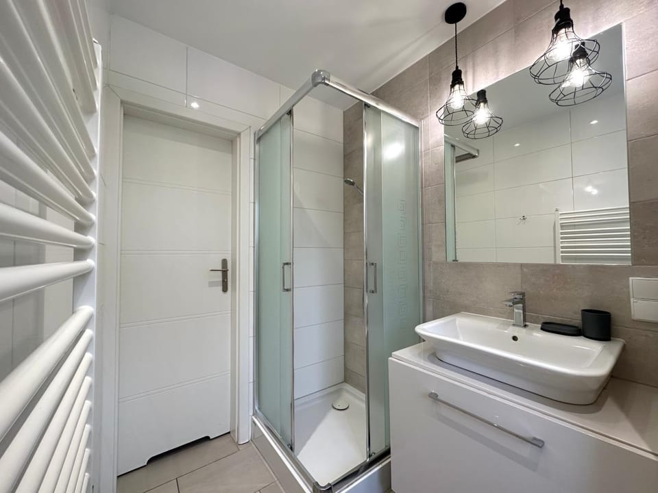 Shower, Bathroom, towels