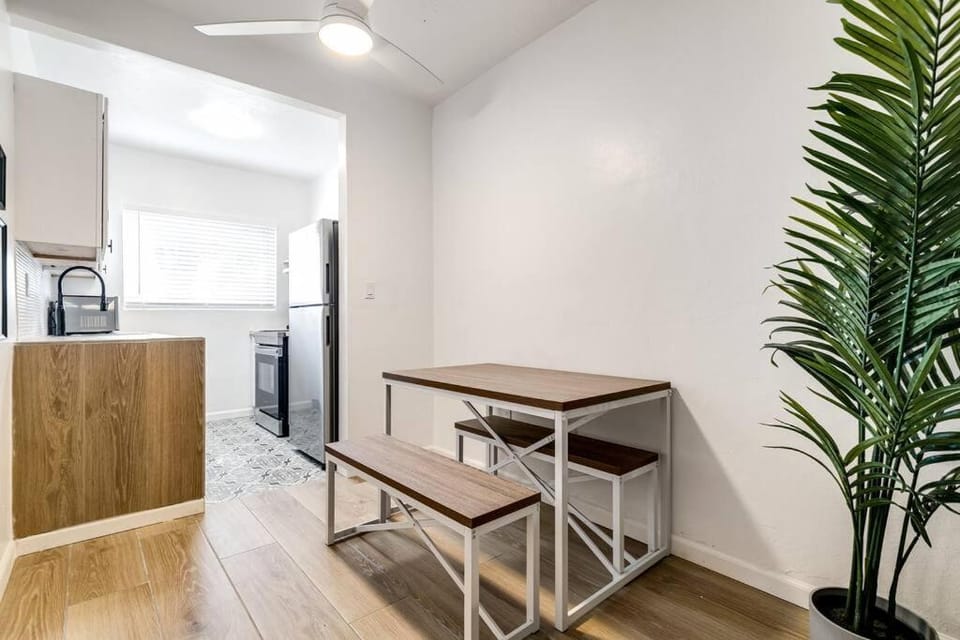 Miami Airport 2-bedroom unit with speedy Wi-Fi Virg8 Apartment in Miami Springs