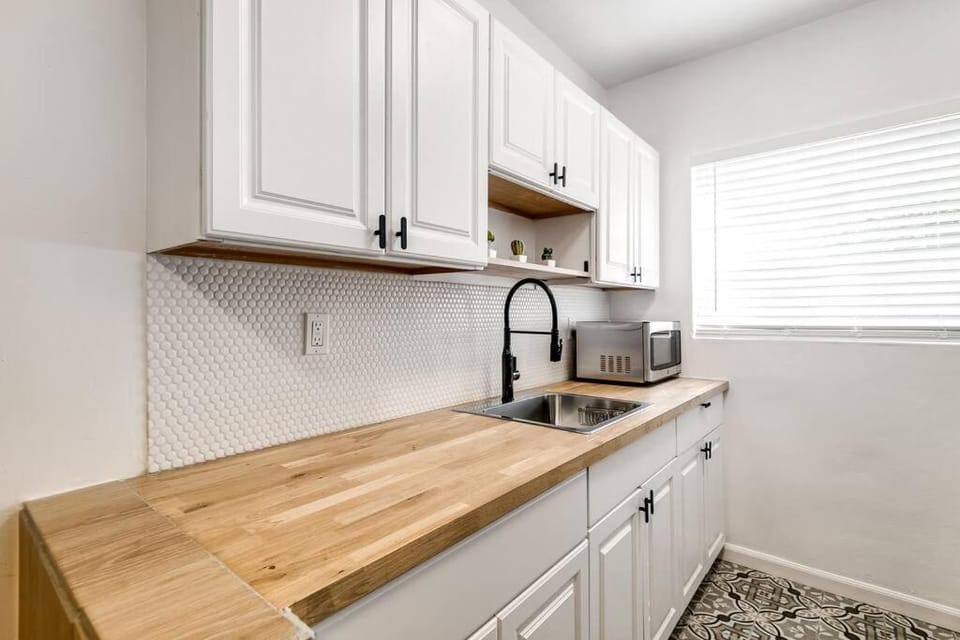 Miami Airport 2-bedroom unit with speedy Wi-Fi Virg8 Apartment in Miami Springs