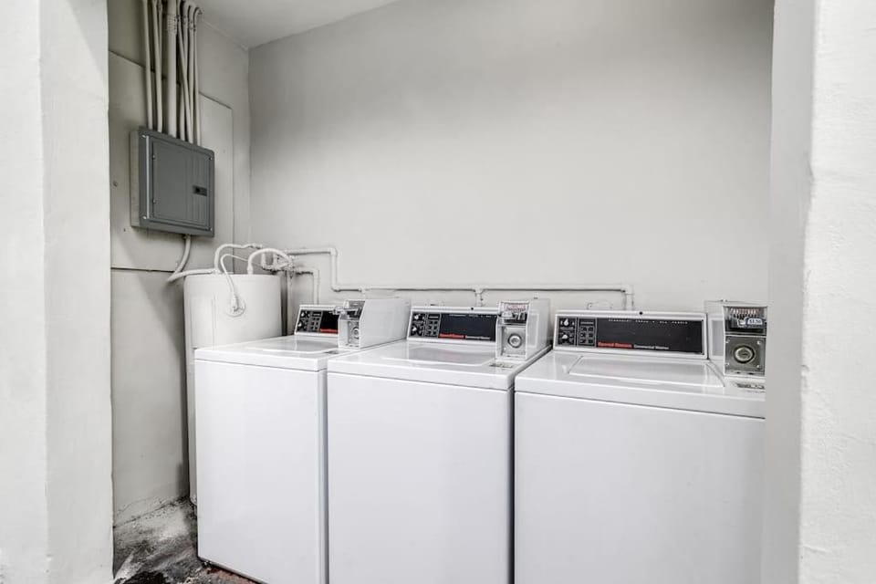 Stylish 2BR central Fast Wi fi virg2 Apartment in Miami Springs