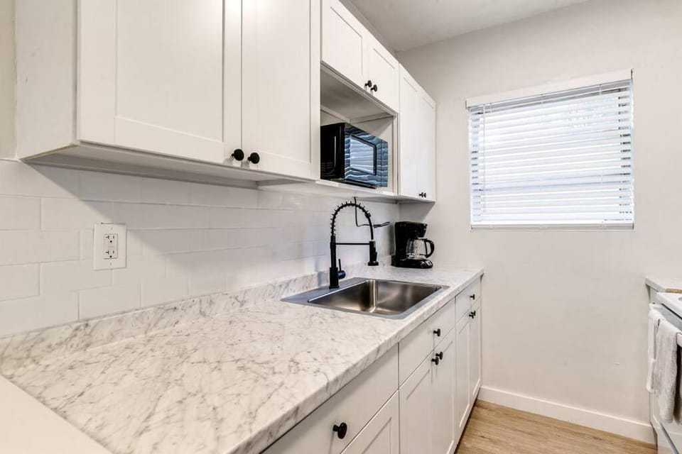 Stylish 2BR central Fast Wi fi virg2 Apartment in Miami Springs