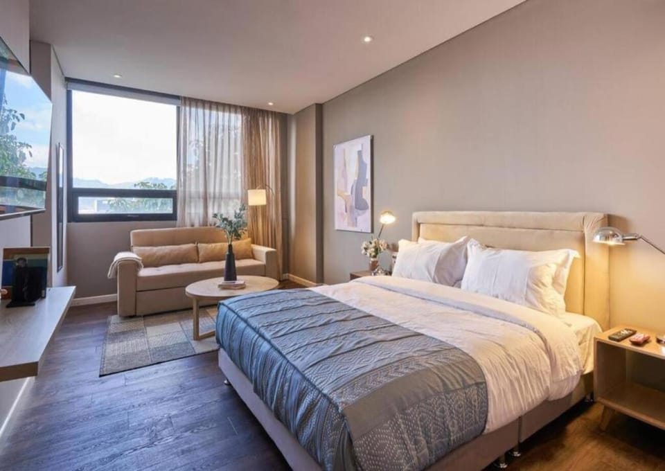 Bed, TV and multimedia, Photo of the whole room, Bedroom