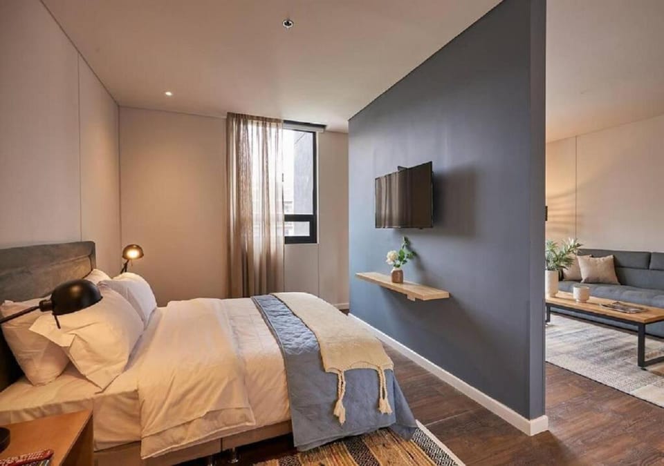 Bed, TV and multimedia, Photo of the whole room, Bedroom, internet