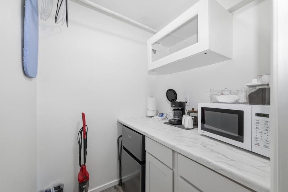 Coffee/tea facilities, Kitchen or kitchenette, microwave