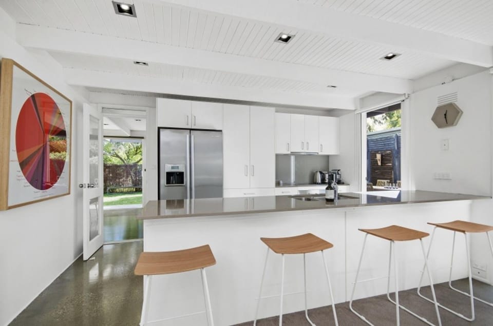 Kitchen or kitchenette, Dining area, minibar, pet friendly