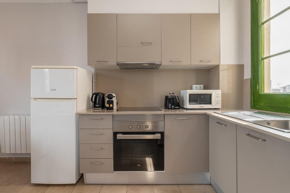 Coffee/tea facilities, Kitchen or kitchenette, dishwasher, oven, stove, toaster