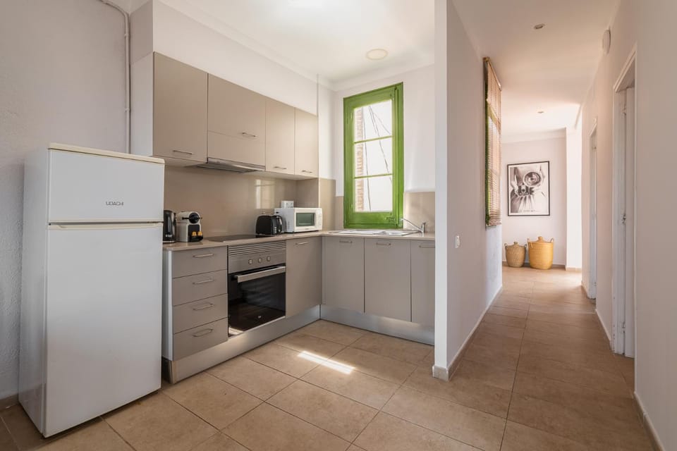 Coffee/tea facilities, Kitchen or kitchenette, dishwasher, oven, stove, toaster