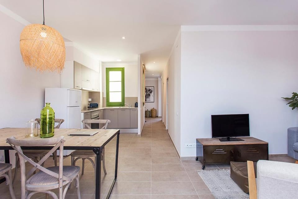 TV and multimedia, Kitchen or kitchenette, Living room, Seating area, Dining area