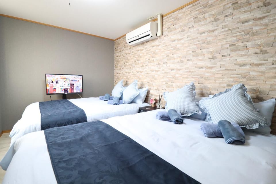 Bed, TV and multimedia, Bedroom, air conditioner